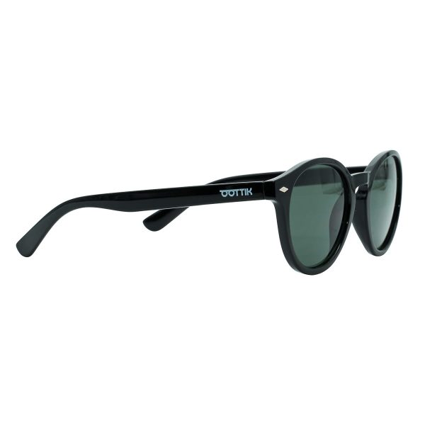 Il modello Drop dalla linea classica, conferisce eleganza e personalità. Rendilo l’accessorio più adatto per il tuo look. Recycled eyewear