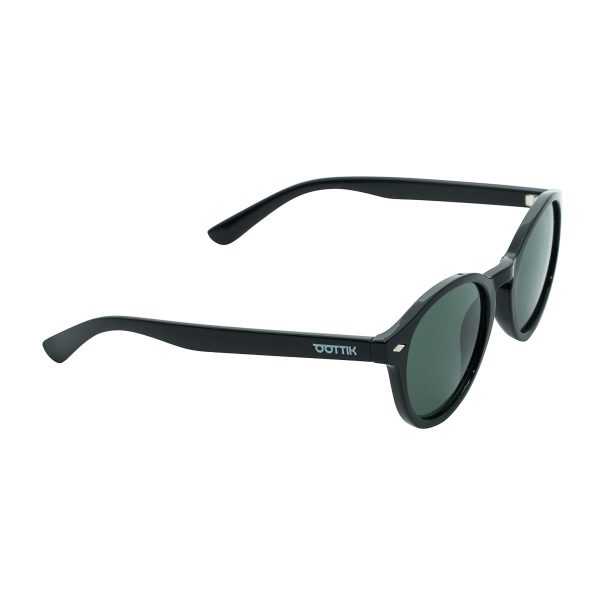Il modello Drop dalla linea classica, conferisce eleganza e personalità. Rendilo l’accessorio più adatto per il tuo look. Recycled eyewear