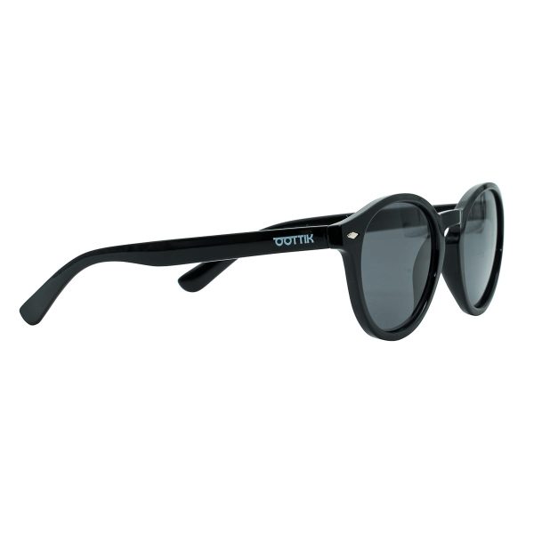 Il modello Drop dalla linea classica, conferisce eleganza e personalità. Rendilo l’accessorio più adatto per il tuo look. Sunglasses sustainable