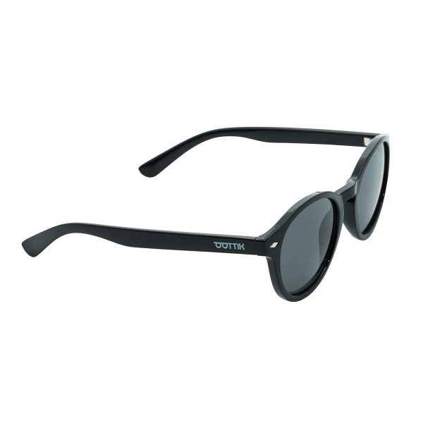 Il modello Drop dalla linea classica, conferisce eleganza e personalità. Rendilo l’accessorio più adatto per il tuo look. Sunglasses sustainable