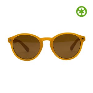 Il modello Drop dalla linea classica, conferisce eleganza e personalità. Rendilo l’accessorio più adatto per il tuo look. Occhiali in PETG riciclata