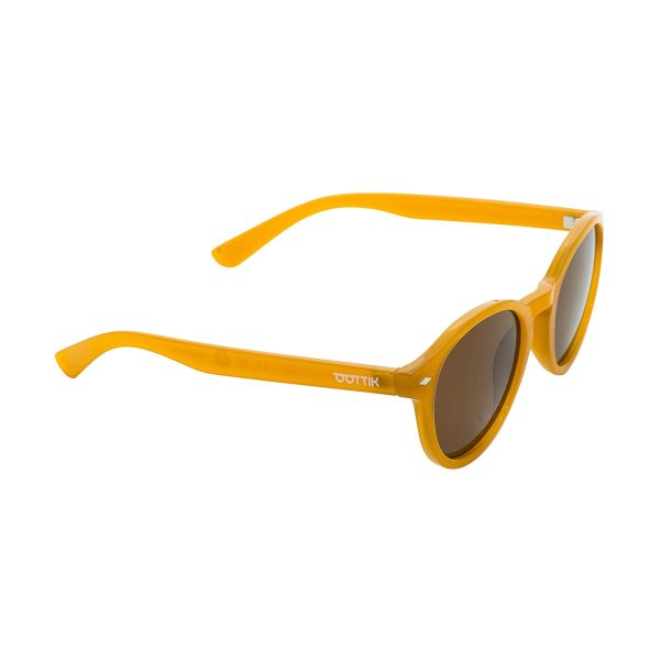 Il modello Drop dalla linea classica, conferisce eleganza e personalità. Rendilo l’accessorio più adatto per il tuo look. Occhiali in PETG riciclata