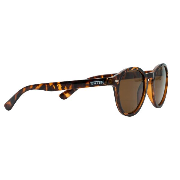 Il modello Drop dalla linea classica, conferisce eleganza e personalità. Rendilo l’accessorio più adatto per il tuo look. Occhiali in PETG riciclata