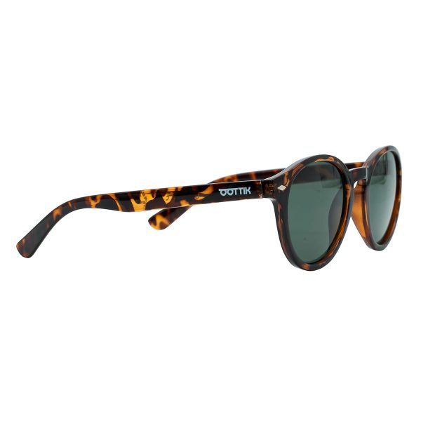 Il modello Drop dalla linea classica, conferisce eleganza e personalità. Rendilo l’accessorio più adatto per il tuo look. Glasses in recycled PETG