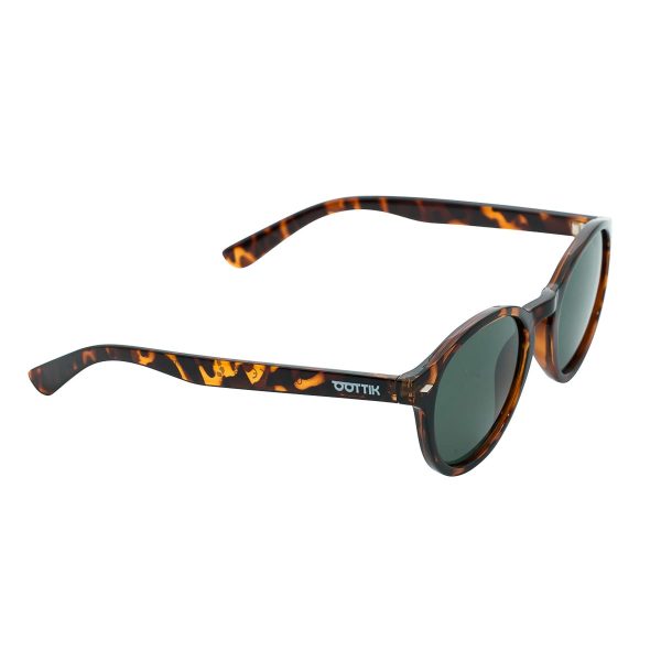 Il modello Drop dalla linea classica, conferisce eleganza e personalità. Rendilo l’accessorio più adatto per il tuo look. Glasses in recycled PETG