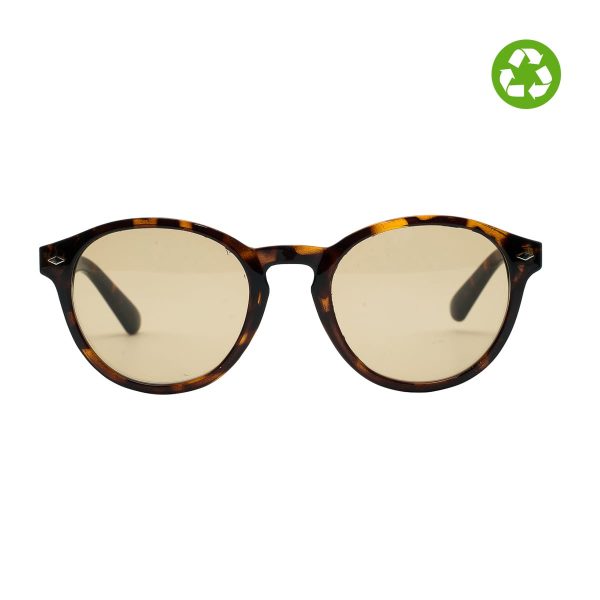 Il modello Drop dalla linea classica, conferisce eleganza e personalità. Rendilo l’accessorio più adatto per il tuo look. Occhiali con plastica riciclata