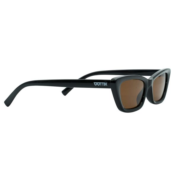 Il modello Nadine, un design che si distingue per la sua personalità fonde un cat-eye con una linea slim. Recycled eyewear