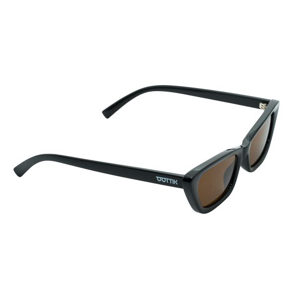 Il modello Nadine, un design che si distingue per la sua personalità fonde un cat-eye con una linea slim. Recycled eyewear