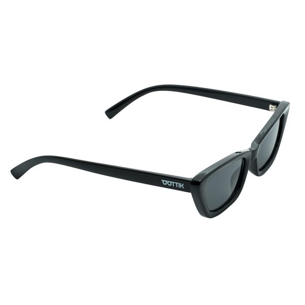 Il modello Nadine, un design che si distingue per la sua personalità fonde un cat-eye con una linea slim. Occhiali in PETG riciclata