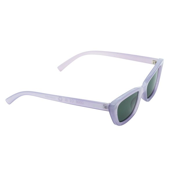 Il modello Nadine, un design che si distingue per la sua personalità fonde un cat-eye con una linea slim. Occhiali in PETG riciclata