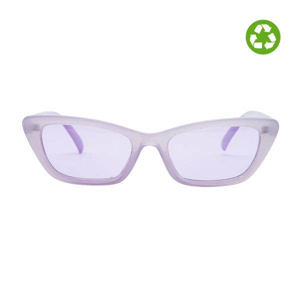 Il modello Nadine, un design che si distingue per la sua personalità fonde un cat-eye con una linea slim. Occhiali 100% plastica riciclata