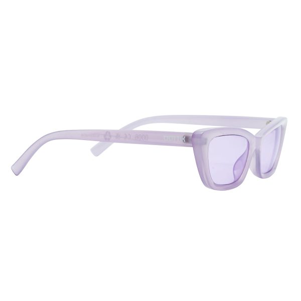 Il modello Nadine, un design che si distingue per la sua personalità fonde un cat-eye con una linea slim. Occhiali 100% plastica riciclata