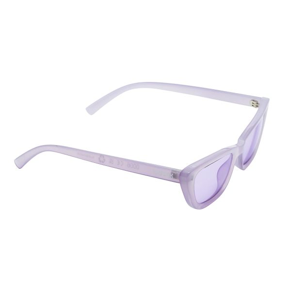 Il modello Nadine, un design che si distingue per la sua personalità fonde un cat-eye con una linea slim. Occhiali 100% plastica riciclata