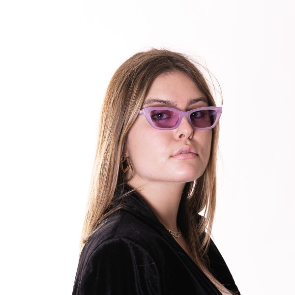 Il modello Nadine, un design che si distingue per la sua personalità fonde un cat-eye con una linea slim. Occhiali 100% plastica riciclata