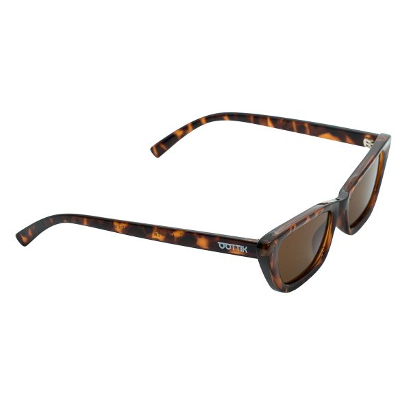 Il modello Nadine, un design che si distingue per la sua personalità fonde un cat-eye con una linea slim. Sostenibilità occhiali