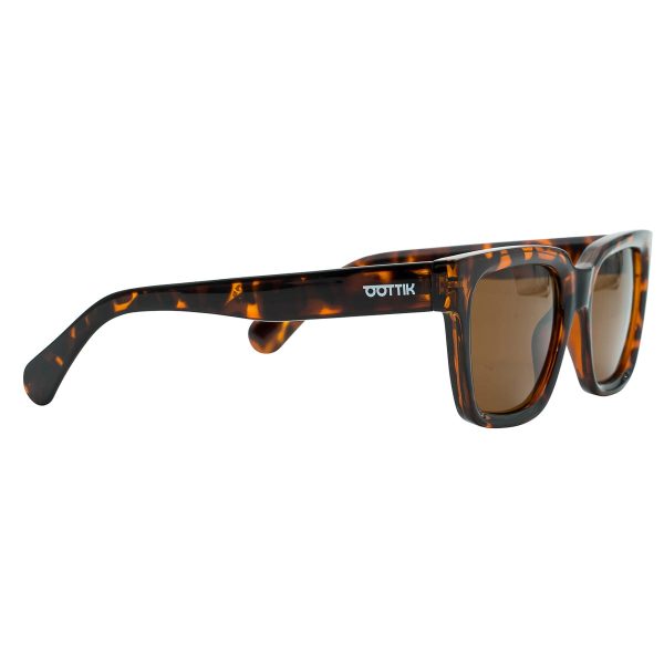 Gli occhiali Square hanno lo stile più distinto. Progettati per essere innovativi, si distinguono per il loro design quadrato. Glasses in recycled PETG