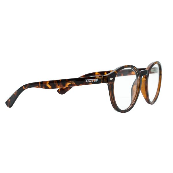 Il modello Drop dalla linea classica, conferisce eleganza e personalità. Rendilo l’accessorio più adatto per il tuo look. Occhiali con plastica riciclata.