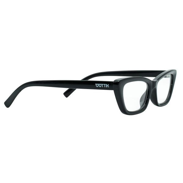 Il modello Nadine, un design che si distingue per la sua personalità fonde un cat-eye con una linea slim. Glasses in recycled PETG