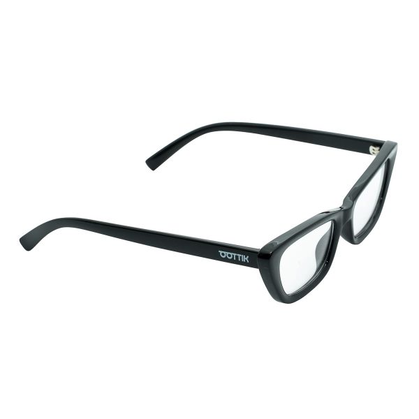 Il modello Nadine, un design che si distingue per la sua personalità fonde un cat-eye con una linea slim. Glasses in recycled PETG