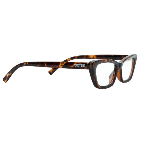 Il modello Nadine, un design che si distingue per la sua personalità fonde un cat-eye con una linea slim. Occhiali 100% plastica riciclata