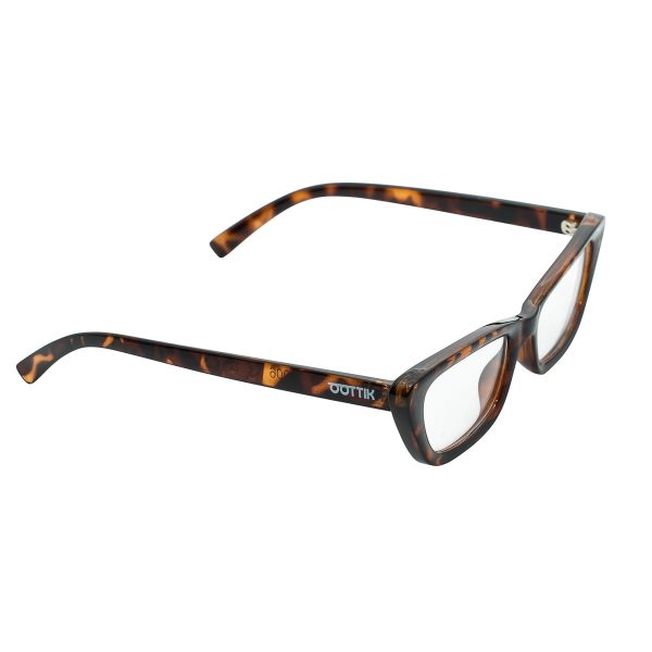 Il modello Nadine, un design che si distingue per la sua personalità fonde un cat-eye con una linea slim. Occhiali 100% plastica riciclata