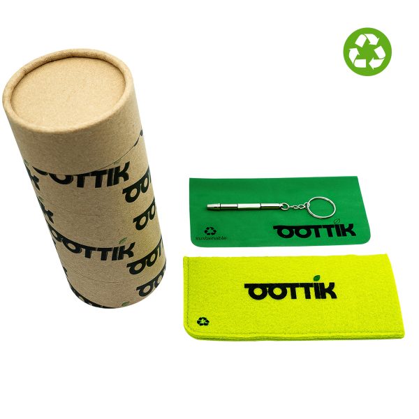 Tutti gli occhiali sono forniti di una custodia e panno per la pulizia della lente, realizzati in materiali ecosostenibili. L’occhiale verrà inserito in un tubo di carta riciclata che potrai riutilizzare e spedito in una busta 100% biodegradabile in d2w Oxo-Biodegradable plastic Technology.